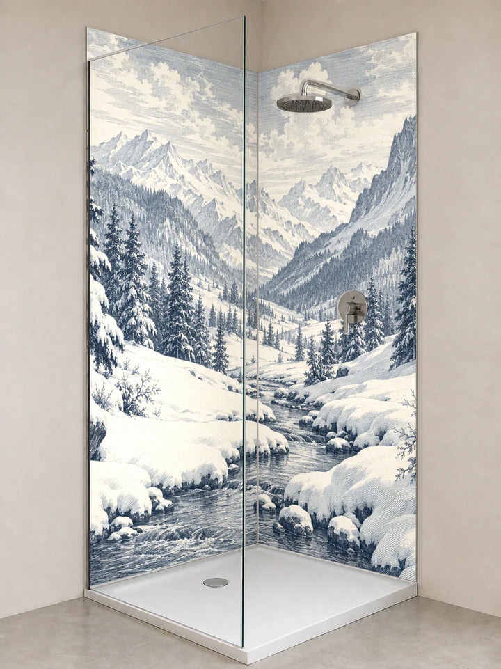 Duschrückwand „Wintertal mit Tannen – Kupferstich“ als installierte Rückwand in einer hellen Dusche
