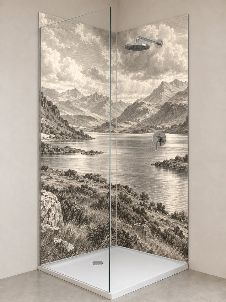 Duschrückwand „Hochlandsee unter weitem Himmel – Kupferstich“ als installierte Rückwand in einer hellen Dusche