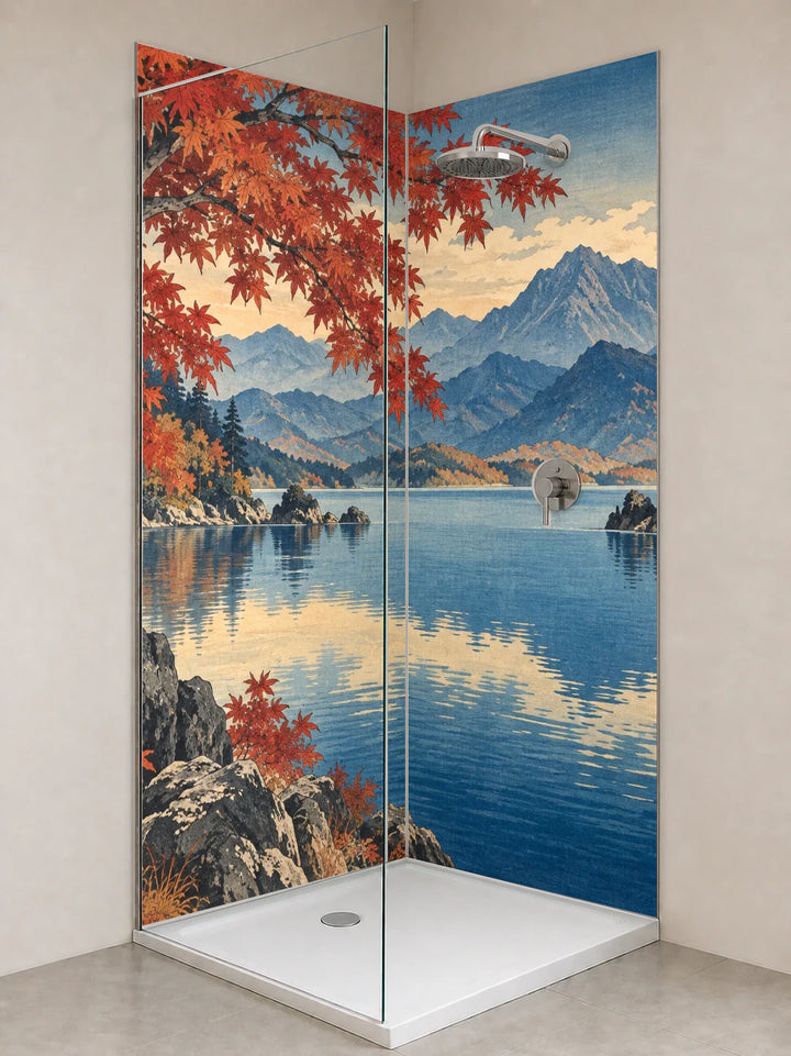 Duschrückwand „Ahorn über dem Bergsee – Ukiyo-e“ als installierte Rückwand in einer hellen Dusche