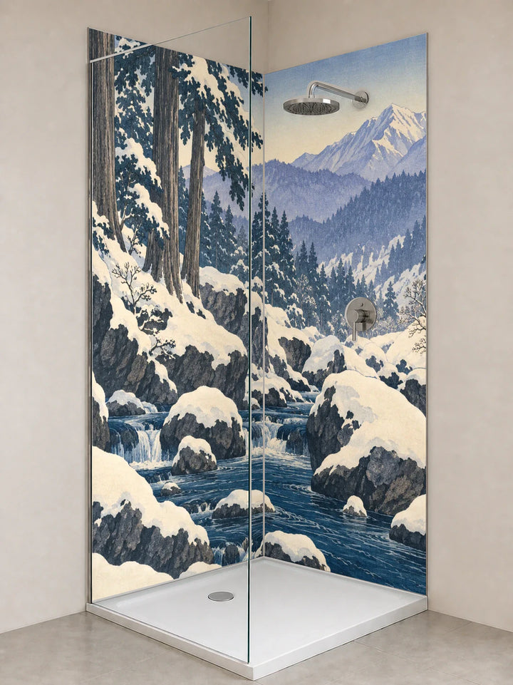Duschrückwand „Winterbach zwischen Zedern – Ukiyo-e“ als installierte Rückwand in einer hellen Dusche