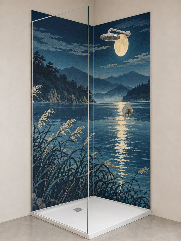 Duschrückwand „Mond über dem Schilfsee – Ukiyo-e“ als installierte Rückwand in einer hellen Dusche