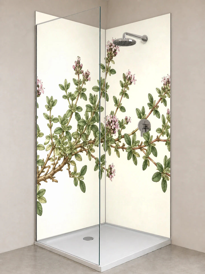 Duschrückwand „Wilder Thymian – Botanischer Stich“ als installierte Rückwand in einer hellen Dusche