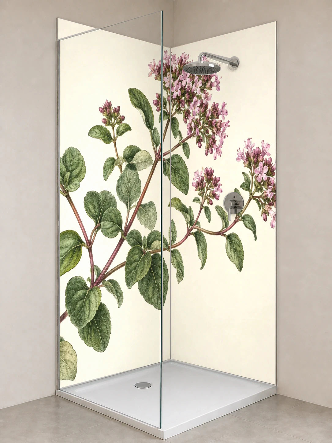 Duschrückwand „Oregano mit Blüten – Botanischer Stich“ als installierte Rückwand in einer hellen Dusche