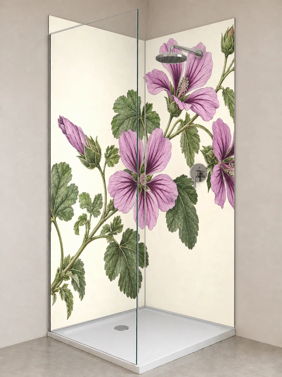 Duschrückwand „Wilde Malve – Botanischer Stich“ als installierte Rückwand in einer hellen Dusche