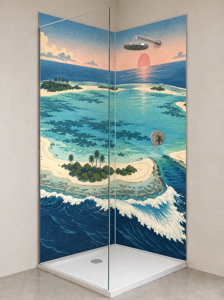 Duschrückwand „Korallenatoll im Morgenlicht – Ukiyo-e“ als installierte Rückwand in einer hellen Dusche
