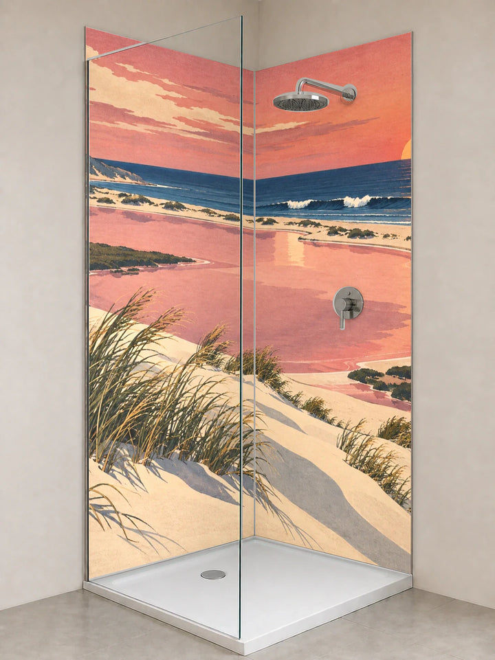 Duschrückwand „Dünengras über rosiger Lagune – Ukiyo-e“ als installierte Rückwand in einer hellen Dusche