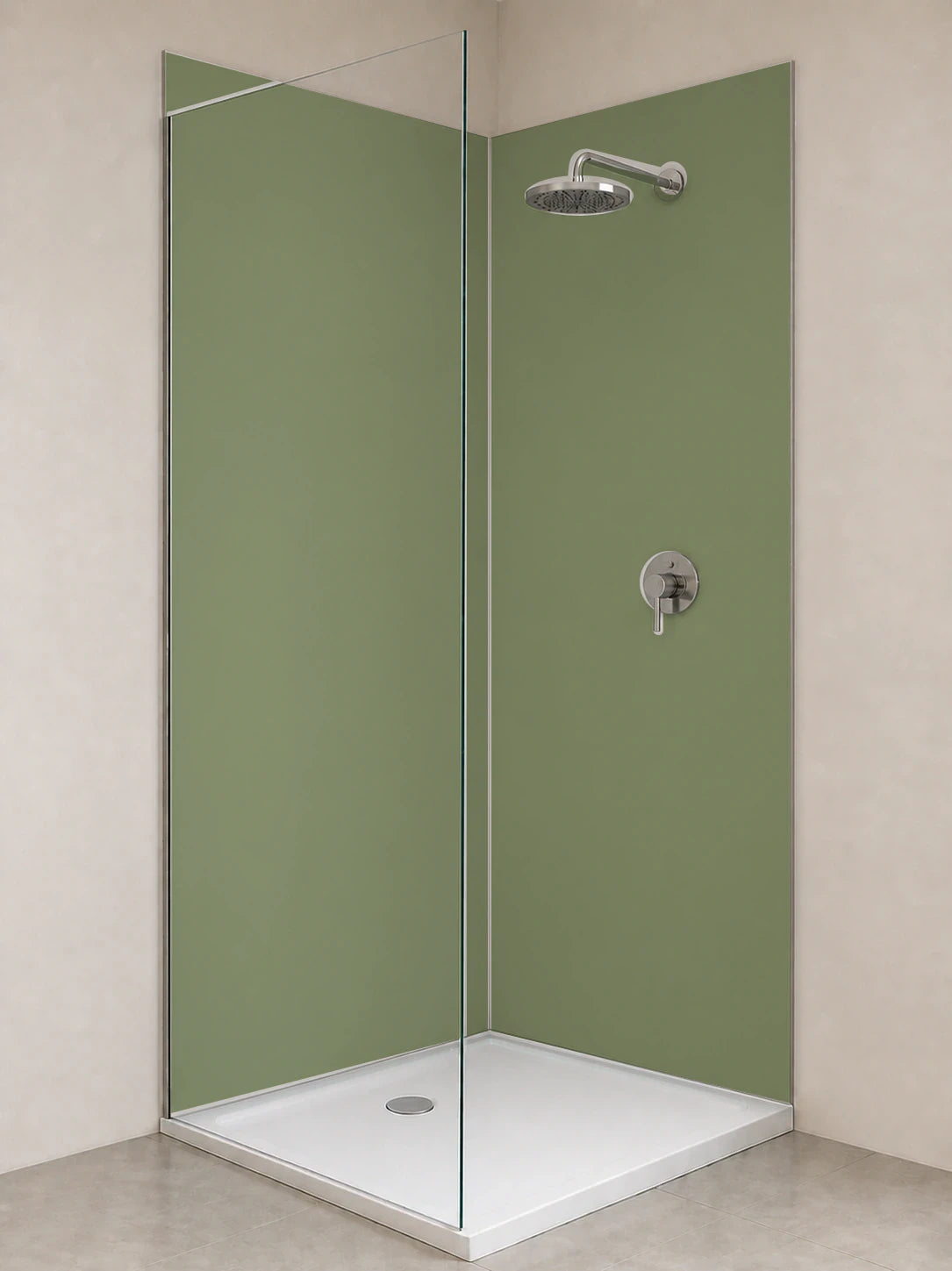Duschrückwand „RAL 6013 Schilfgrün Still“ als installierte Rückwand in einer hellen Dusche