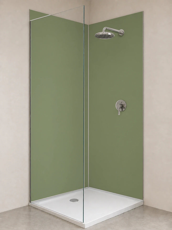 Duschrückwand „RAL 6013 Schilfgrün Still“ als installierte Rückwand in einer hellen Dusche