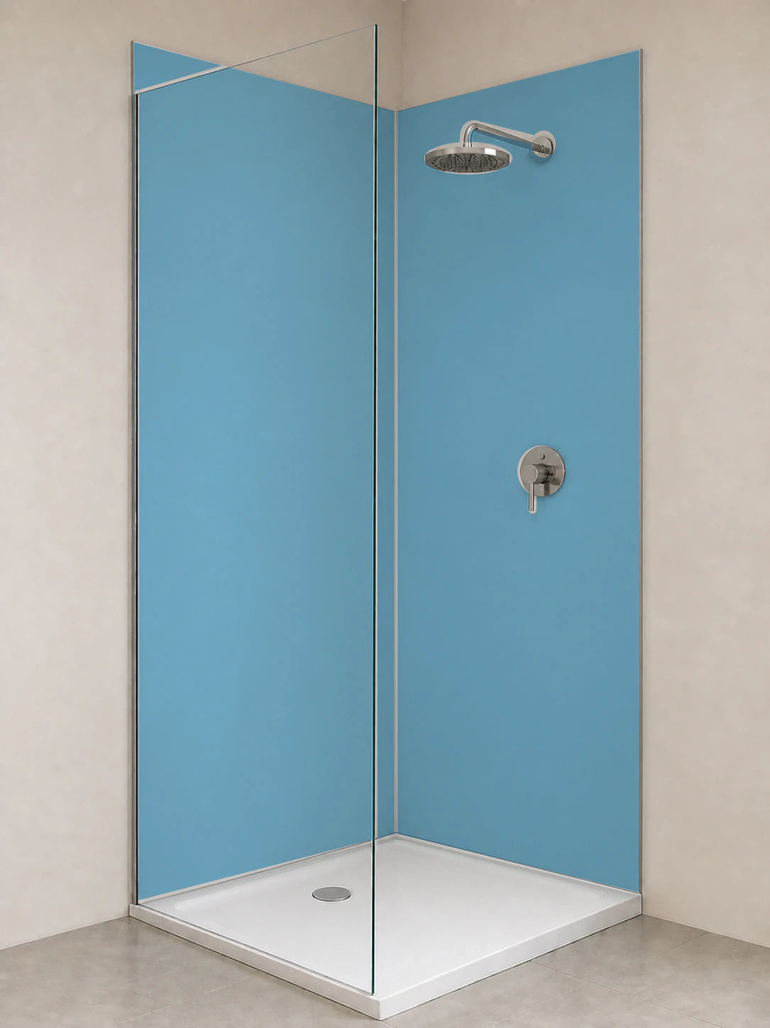 Duschrückwand „RAL 5024 Pastellblau Weite“ als installierte Rückwand in einer hellen Dusche