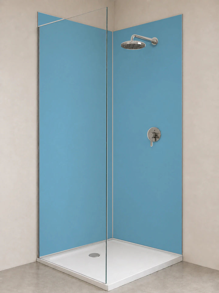 Duschrückwand „RAL 5024 Pastellblau Weite“ als installierte Rückwand in einer hellen Dusche