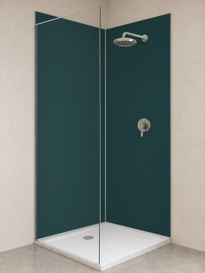 Duschrückwand „RAL 5001 Grünblau Tiefe“ als installierte Rückwand in einer hellen Dusche