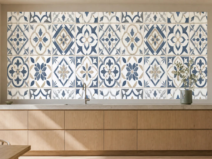 Küchenrückwand „Küstenblaues Ornamentmosaik“ als installierte Rückwand in einer warmen Küche