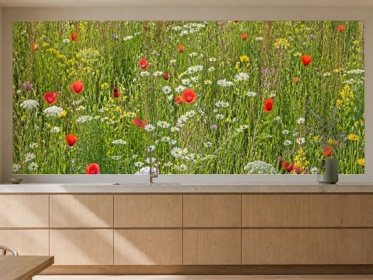Küchenrückwand „Sommerblüten im Wiesengrün“ als installierte Rückwand in einer warmen Küche