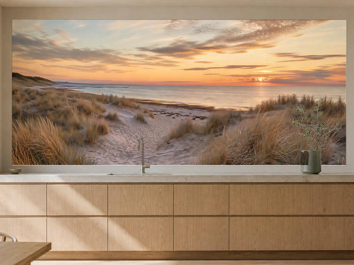 Küchenrückwand „Dünenweg zum Abendmeer“ als installierte Rückwand in einer warmen Küche