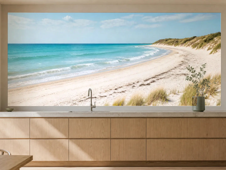 Küchenrückwand „Heller Strandhorizont“ als installierte Rückwand in einer warmen Küche