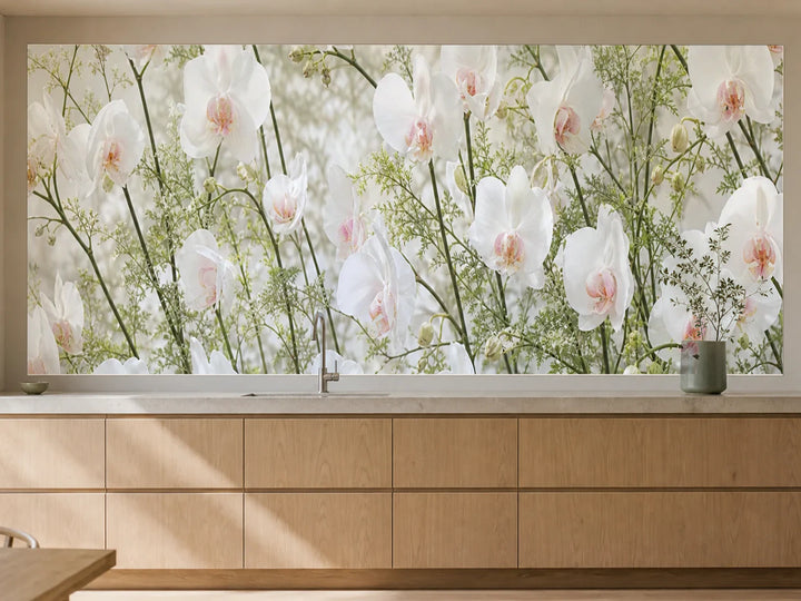 Küchenrückwand „Orchideenlicht in Rosé“ als installierte Rückwand in einer warmen Küche