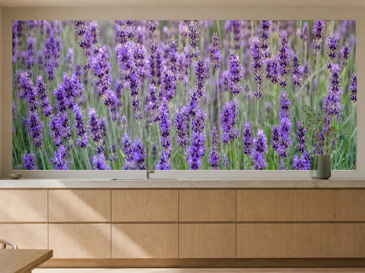 Küchenrückwand „Lavendel im sanften Dunst“ als installierte Rückwand in einer warmen Küche