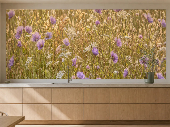 Küchenrückwand „Violetter Mohn im Abendgold“ als installierte Rückwand in einer warmen Küche