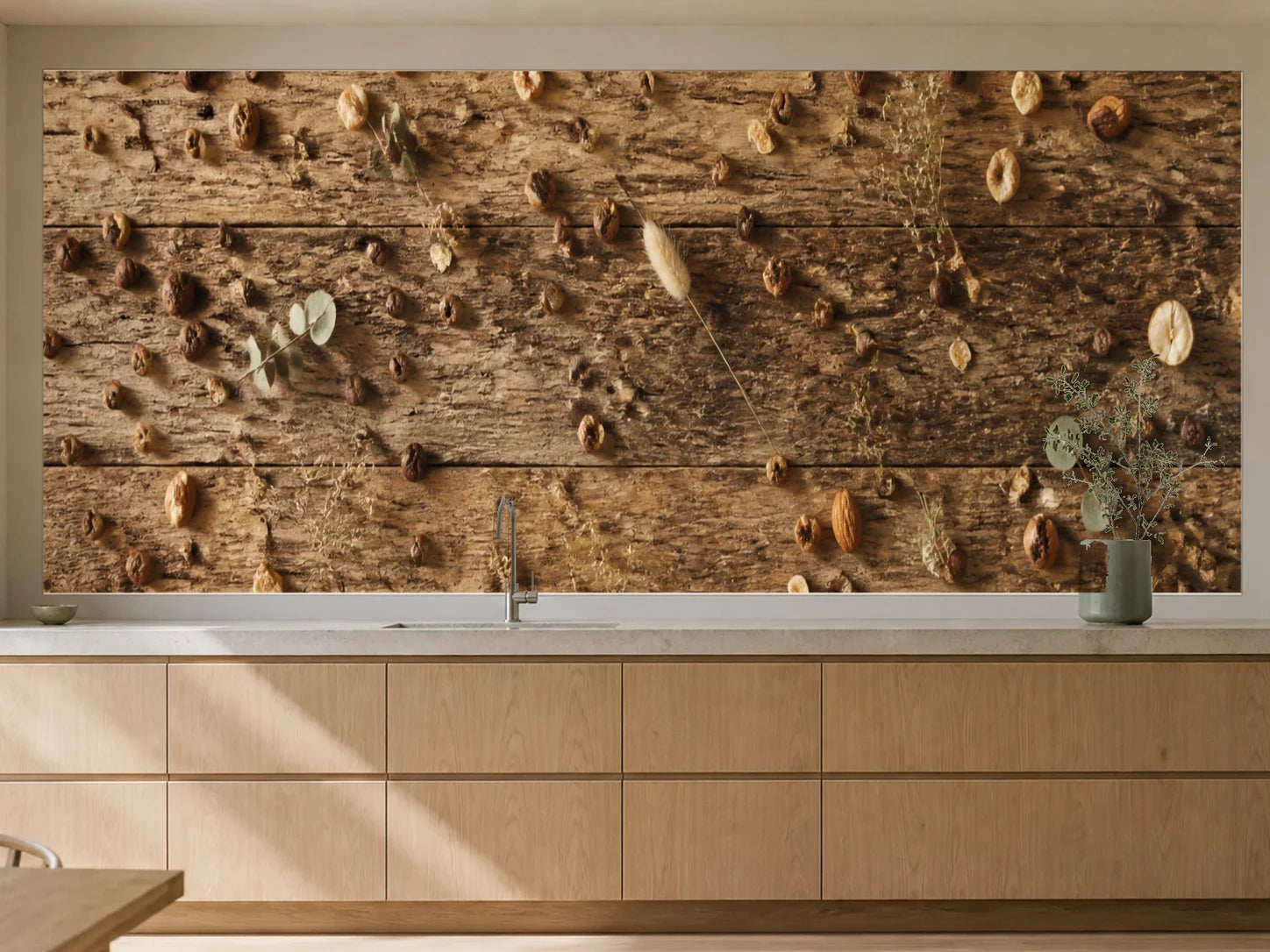 Küchenrückwand „Kaffeeduft am Holztisch“ als installierte Rückwand in einer warmen Küche