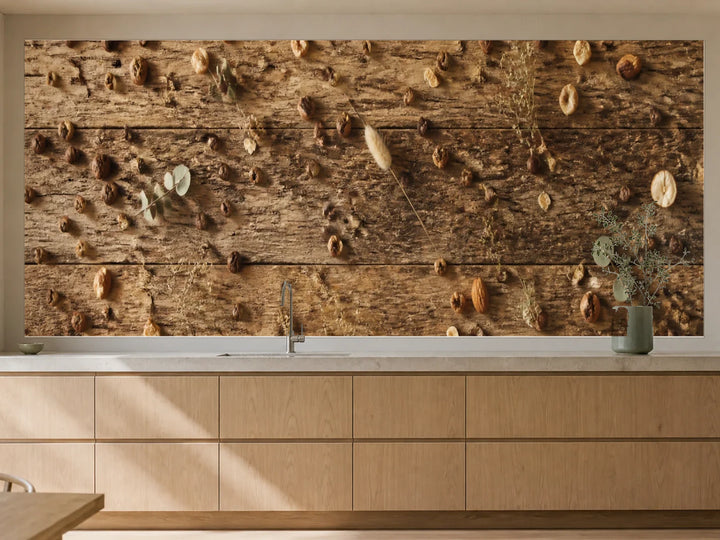 Küchenrückwand „Kaffeeduft am Holztisch“ als installierte Rückwand in einer warmen Küche