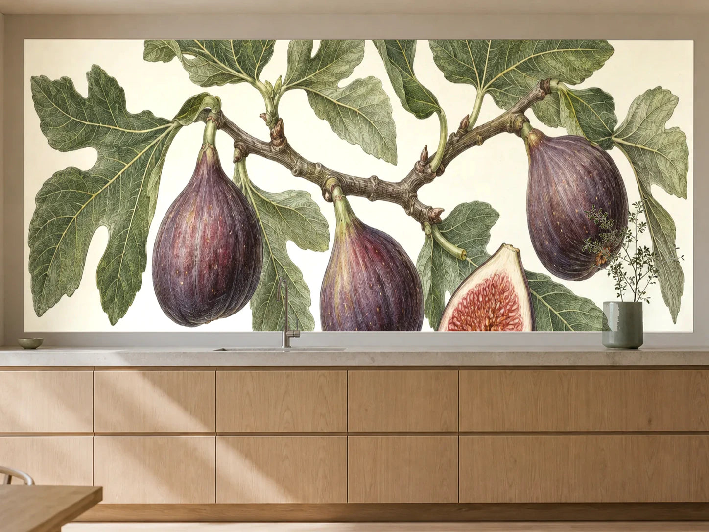 Küchenrückwand „Feigenzweig mit reifen Früchten – Botanischer Stich“ als installierte Rückwand in einer warmen Küche