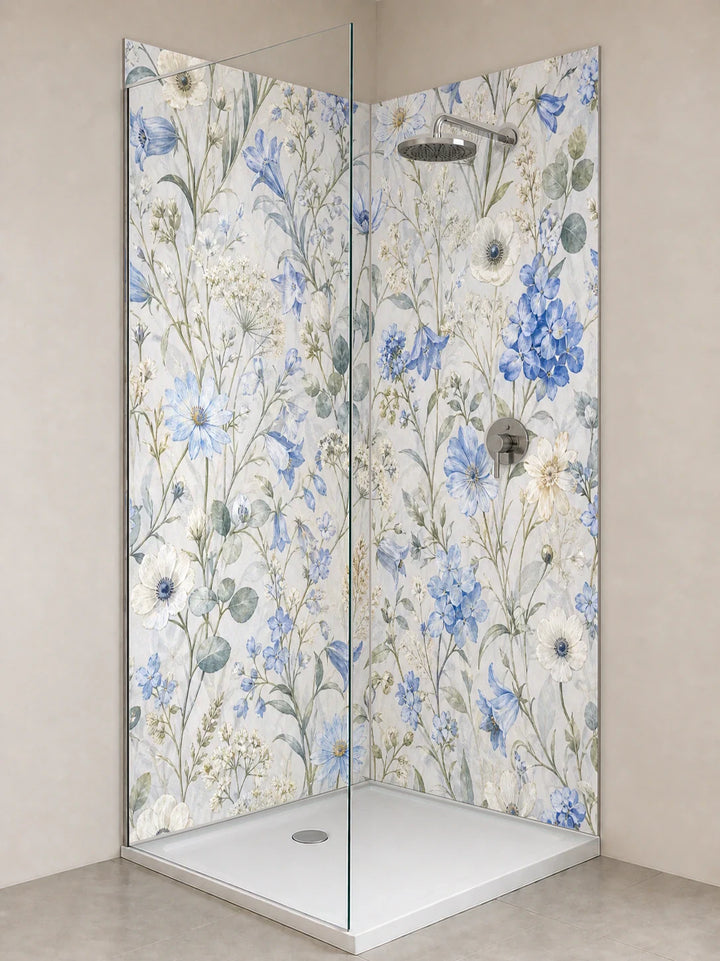 Duschrückwand „Blaue Blüte im Dunst“ als installierte Rückwand in einer hellen Dusche
