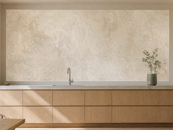 Küchenrückwand „Sandbeton mit mineralischen Wolken“ als installierte Rückwand in einer warmen Küche