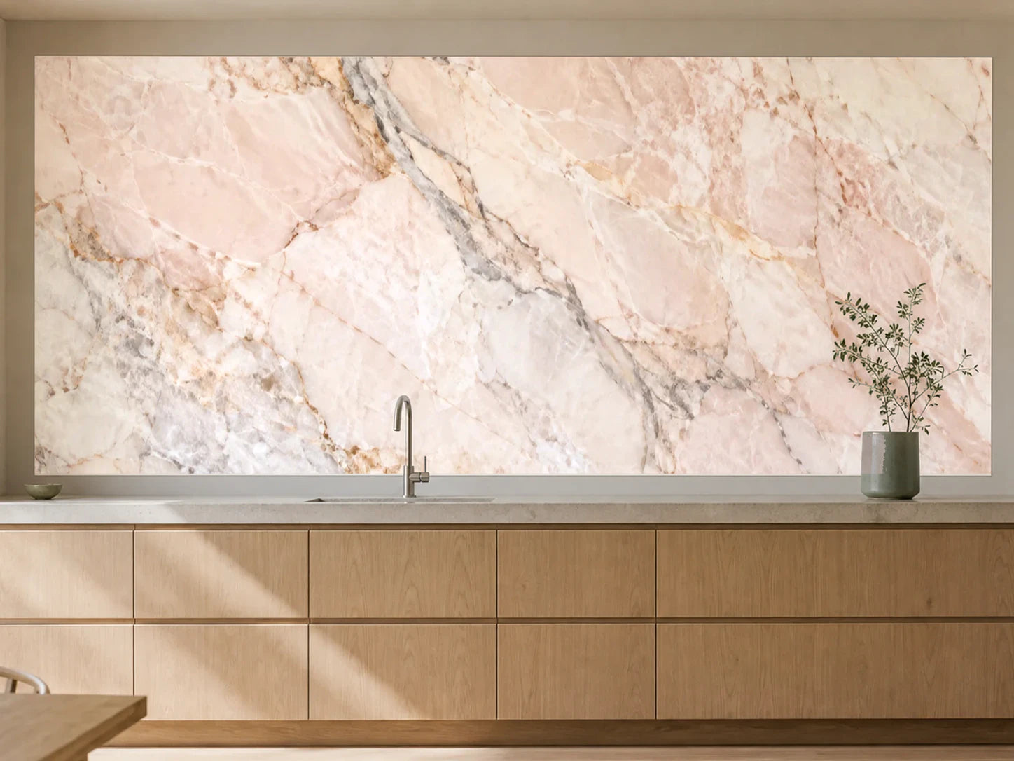 Küchenrückwand „Rosémarmor mit goldenen Einschlüssen“ als installierte Rückwand in einer warmen Küche