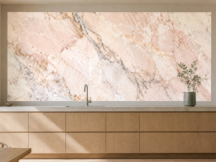Küchenrückwand „Rosémarmor mit goldenen Einschlüssen“ als installierte Rückwand in einer warmen Küche