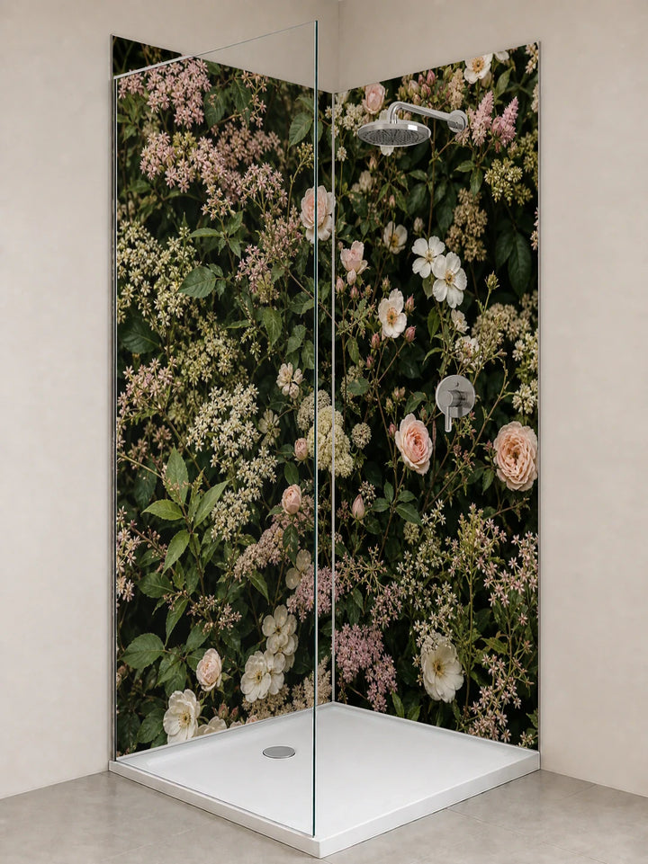 Duschrückwand „Dunkler Blütengarten“ als installierte Rückwand in einer hellen Dusche
