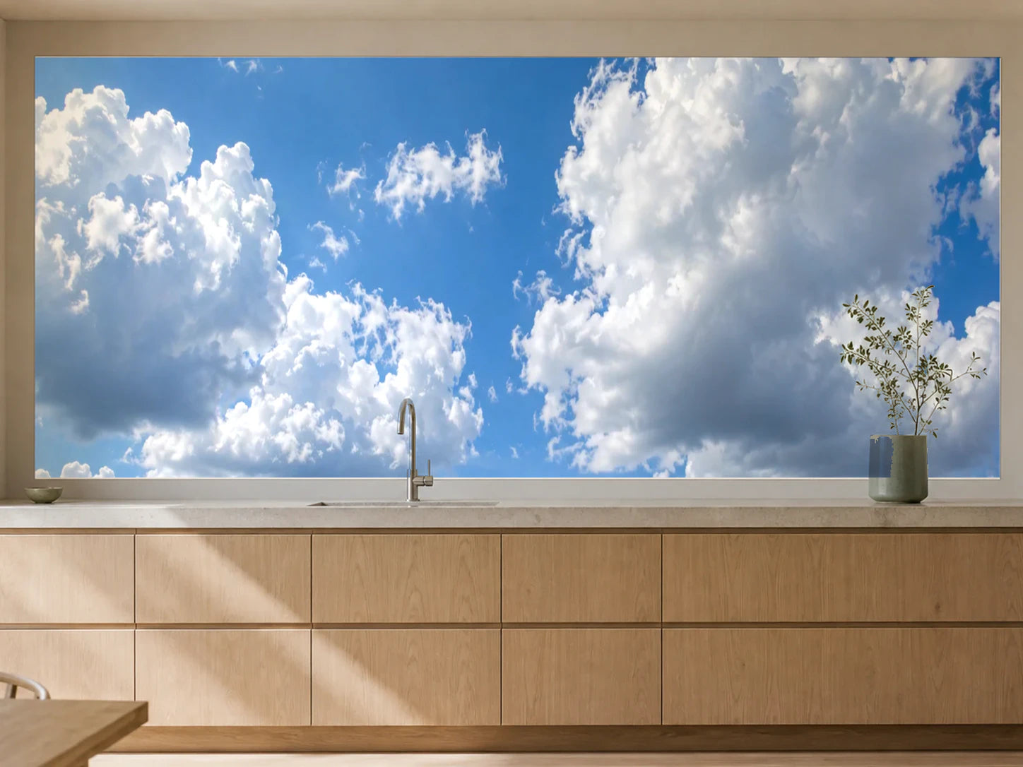 Küchenrückwand „Weiße Wolken in Sommerblau“ als installierte Rückwand in einer warmen Küche