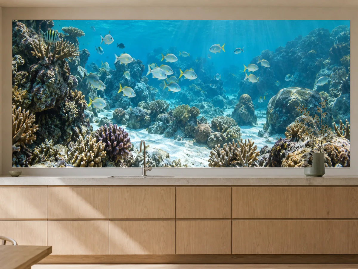 Küchenrückwand „Kleine Rifffische über hellem Sand“ als installierte Rückwand in einer warmen Küche