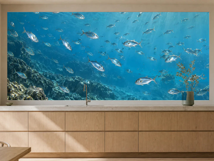 Küchenrückwand „Silbriger Fischschwarm im blauen Wasser“ als installierte Rückwand in einer warmen Küche