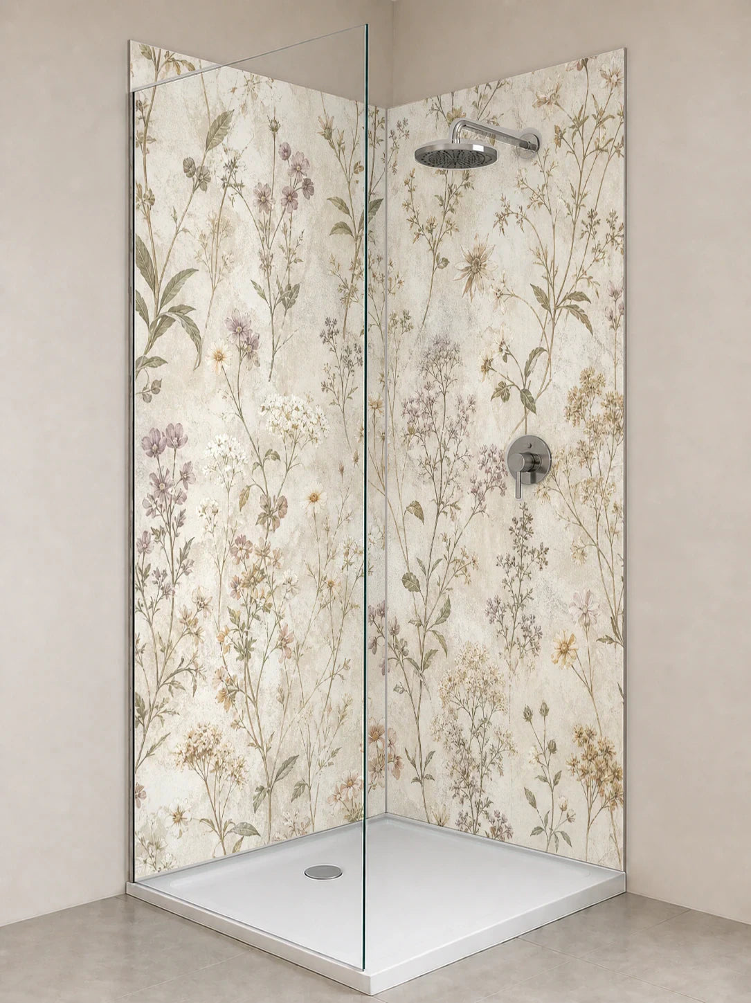 Duschrückwand „Blüten auf Kalkpatina“ als installierte Rückwand in einer hellen Dusche