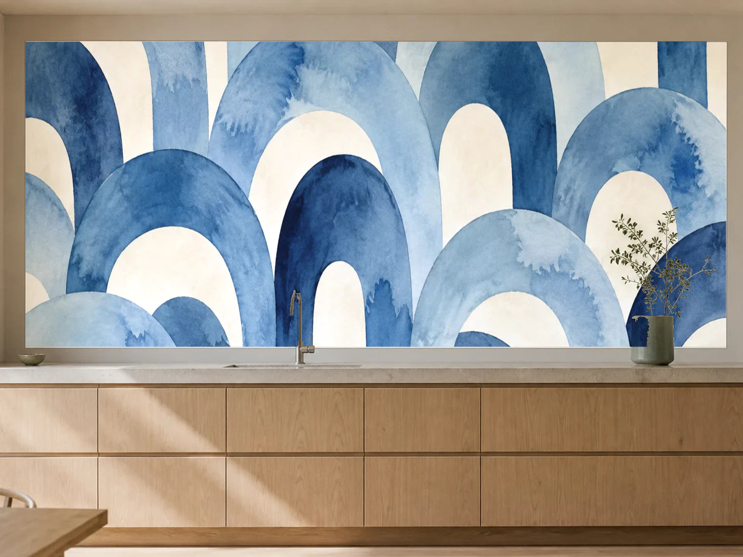Küchenrückwand „Blaue Aquarellbögen“ als installierte Rückwand in einer warmen Küche