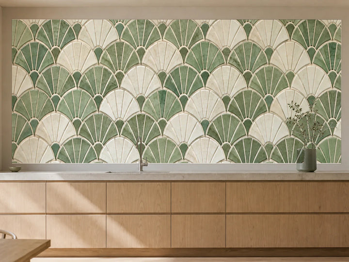 Küchenrückwand „Mosaikfächer in Grün und Creme“ als installierte Rückwand in einer warmen Küche