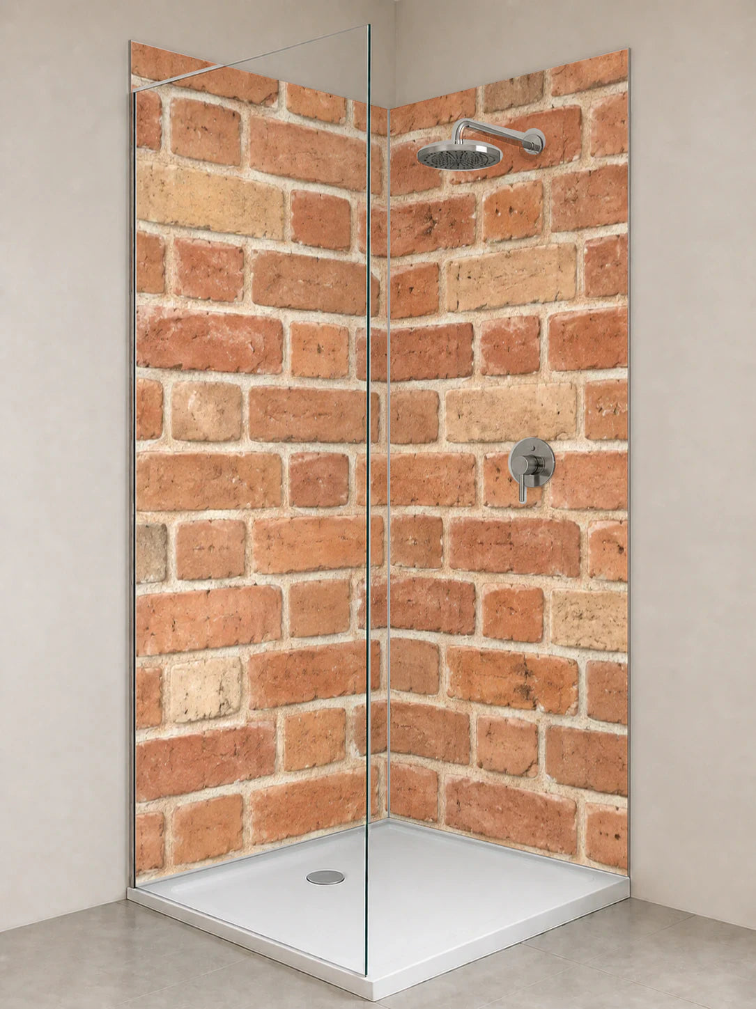 Duschrückwand „Handstrichziegel in Apricot“ als installierte Rückwand in einer hellen Dusche