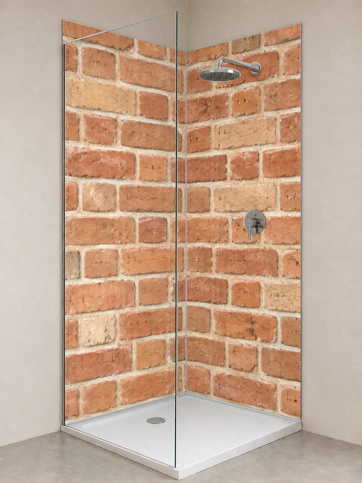Duschrückwand „Handstrichziegel in Apricot“ als installierte Rückwand in einer hellen Dusche