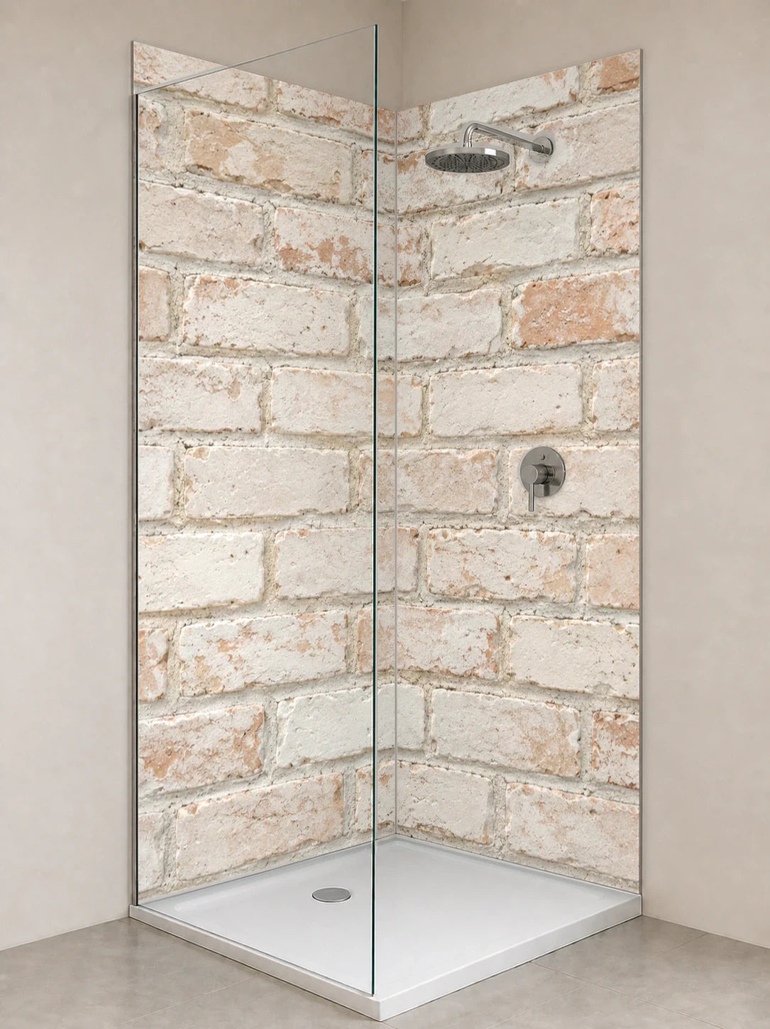 Duschrückwand „Heller Ziegel mit Kalkschlamm“ als installierte Rückwand in einer hellen Dusche
