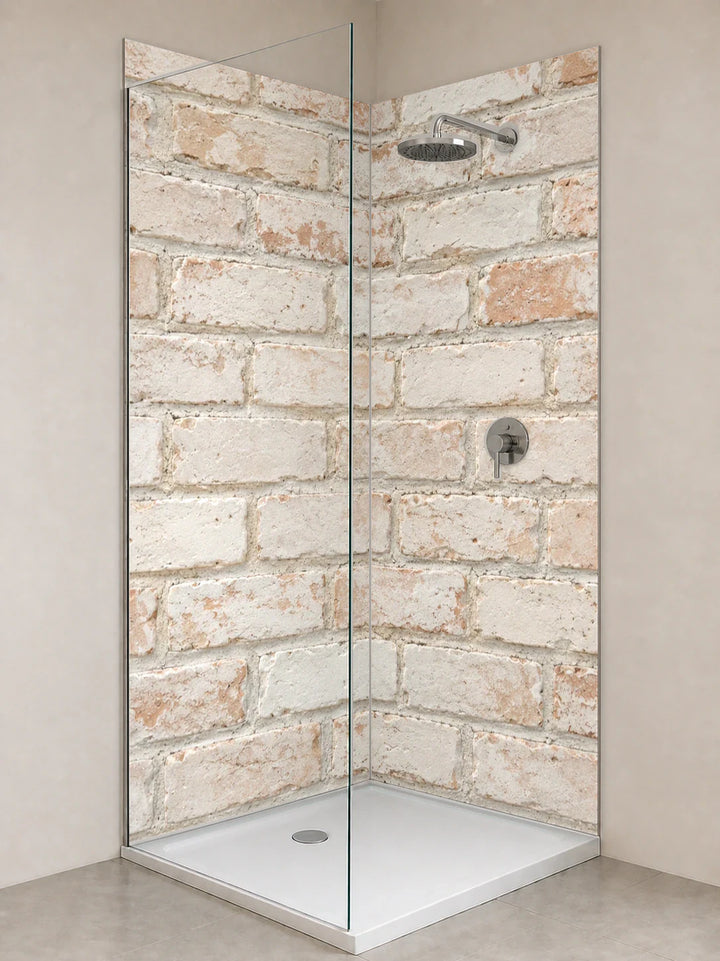 Duschrückwand „Heller Ziegel mit Kalkschlamm“ als installierte Rückwand in einer hellen Dusche