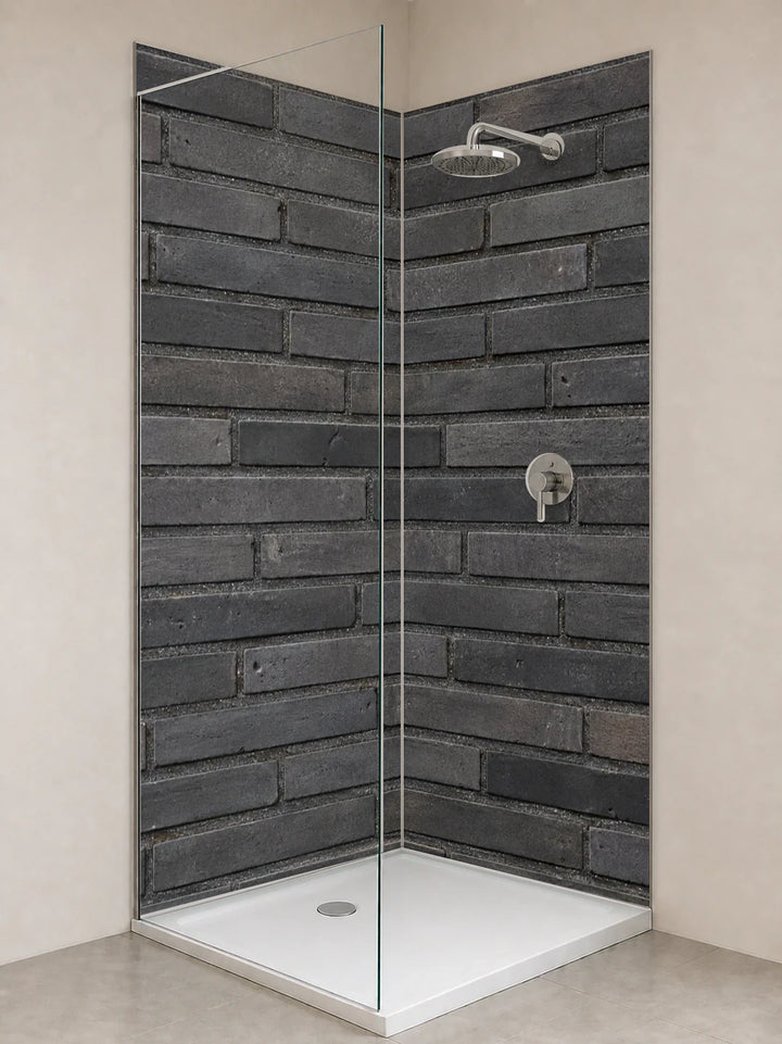 Duschrückwand „Kohlefarbener Langformatklinker“ als installierte Rückwand in einer hellen Dusche