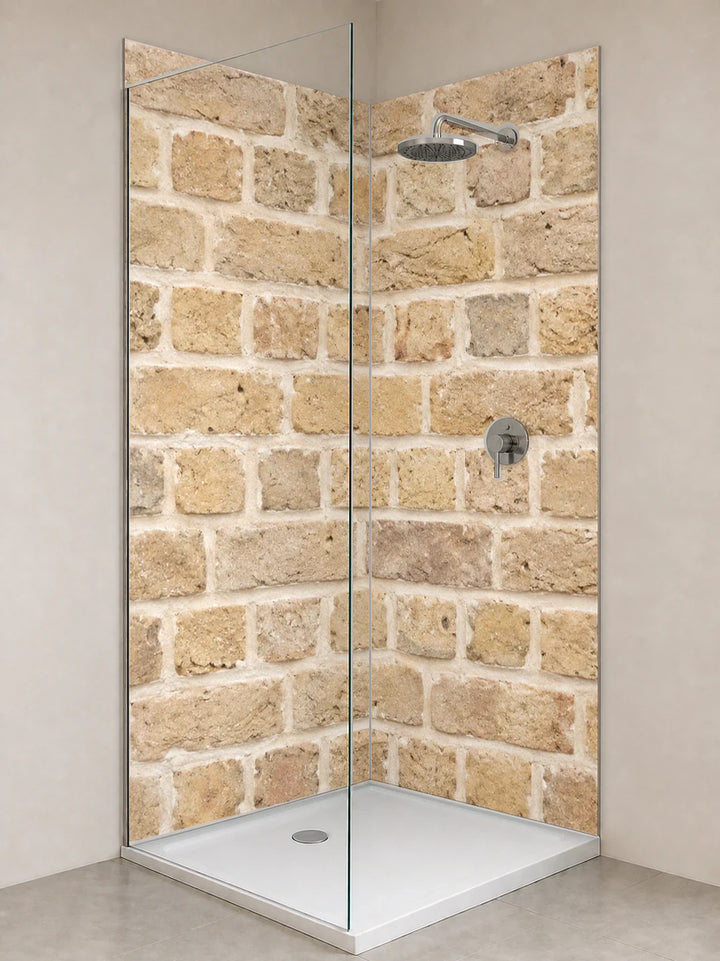 Duschrückwand „Sandfarbener Handformziegel“ als installierte Rückwand in einer hellen Dusche