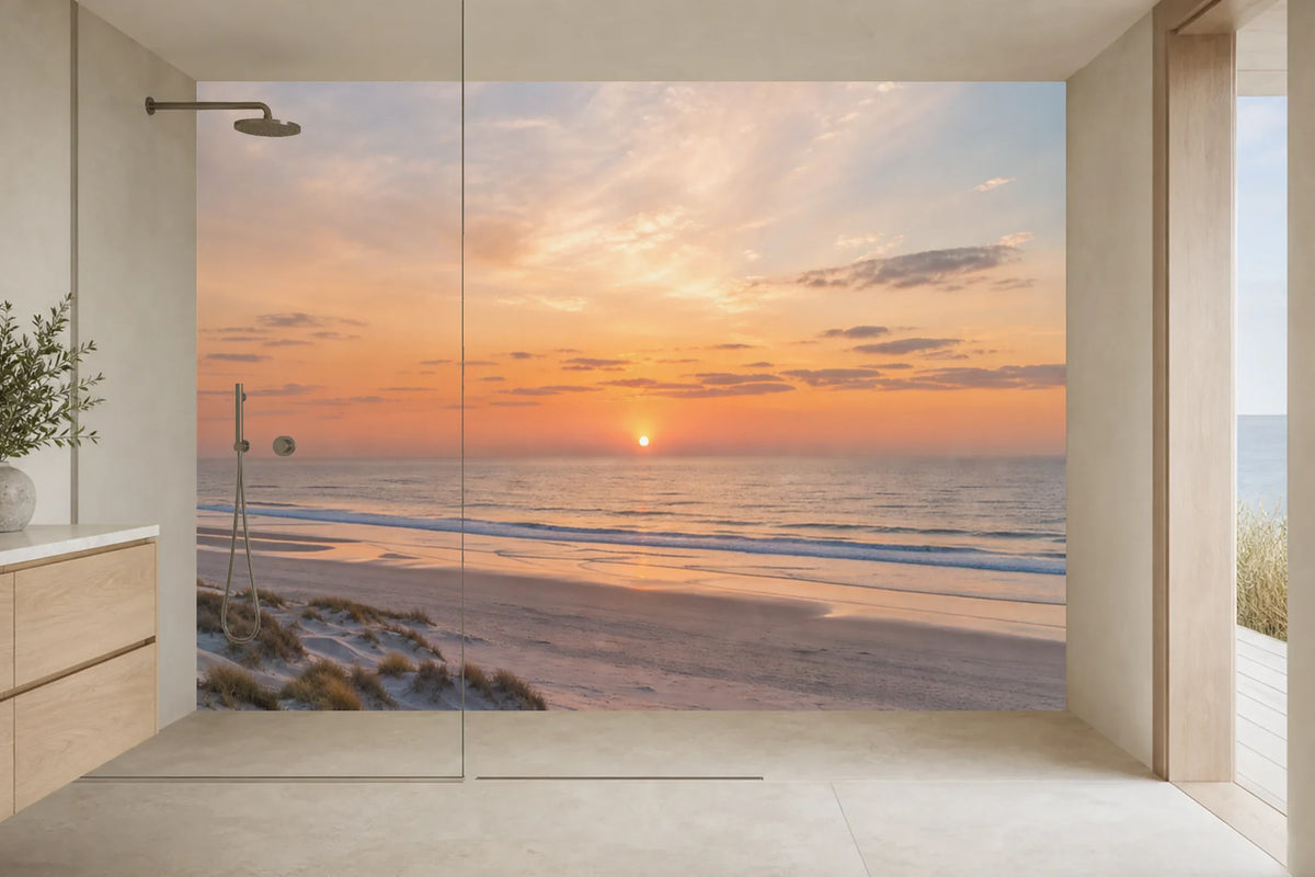 Visualisierung: Duschrückwand mit Motiv „Erster Glanz am Strand“ in einer hellen Walk-in-Dusche