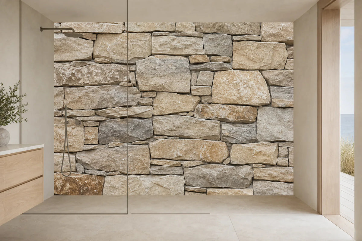 Walk-in-Dusche mit einer großformatigen Rückwand im Natursteinmotiv