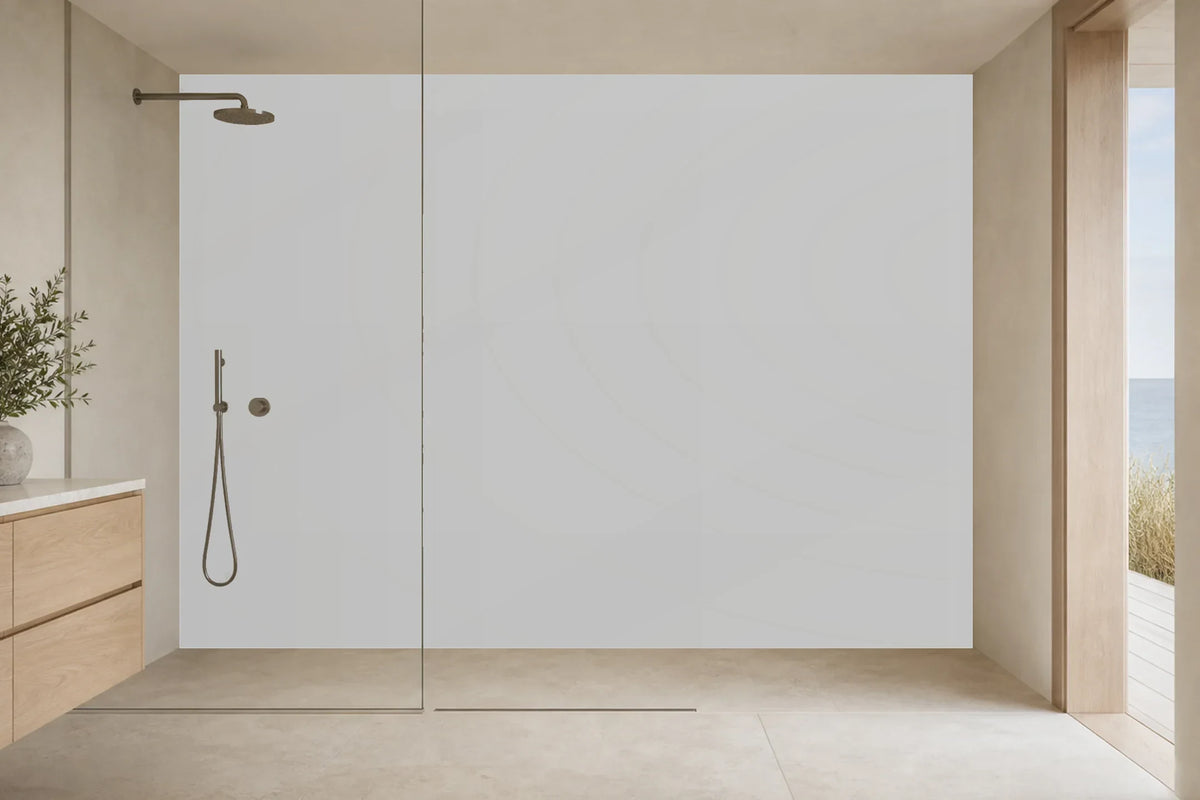 Visualisierung: Duschrückwand im Motiv „RAL 7047 Telegrau 4 Klarfläche“ in einer hellen Walk-in-Dusche