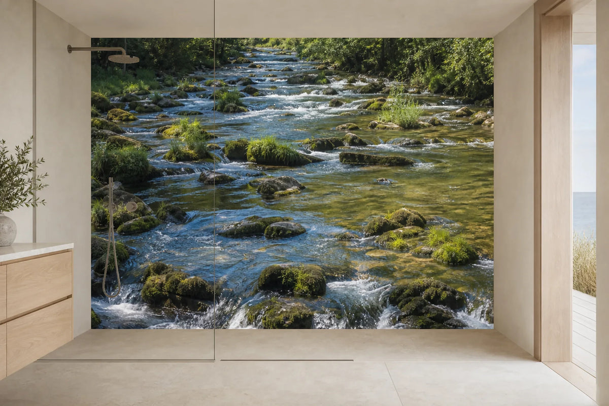 Visualisierung: Duschrückwand mit Motiv „Quellfluss im grünen Tal“ in einer hellen Walk-in-Dusche